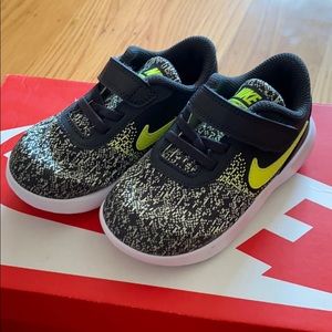 Nike boys flex contact